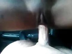 Dewasa asia mengendarai mobil