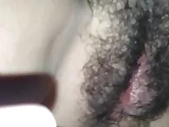 Penembakan yang lain yang muat di vagina berbulu